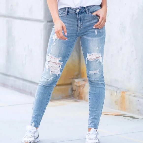 Judy Blue Lace Patch Distressed Light Wash Mid Rise Skinny Jeans - Picture 1 of 13